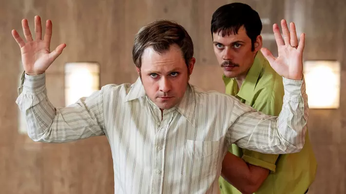 Билл Скарсгард с обрезом, петля на шее и капитализм в драме «Провод мертвеца»