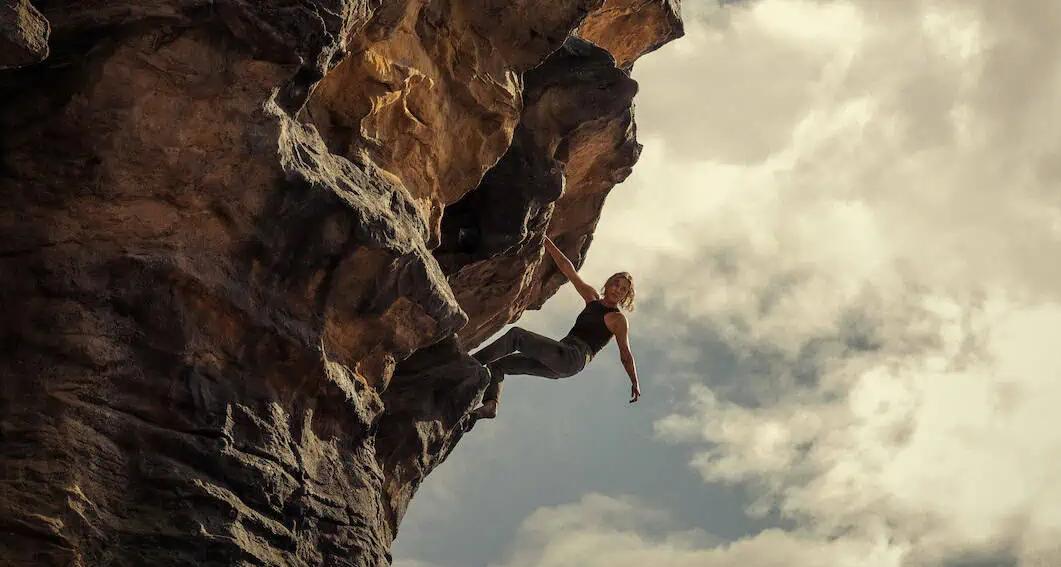 Шарлиз Терон лезет на скалу и отбивается от маньяка в «Вершине»