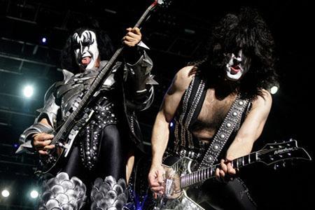 Режиссер пятых «Пиратов Карибского моря» поставит фильм о группе Kiss
