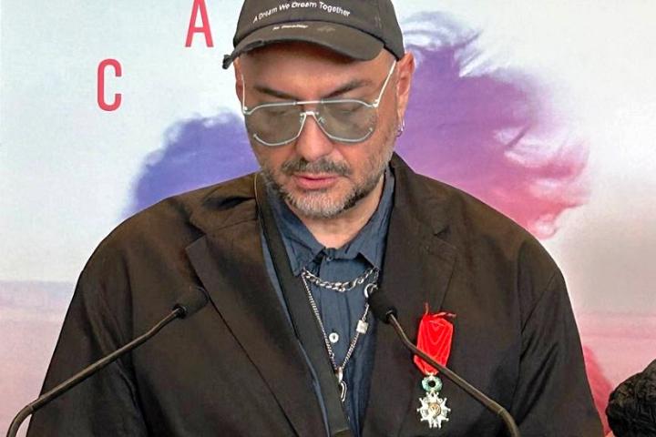 Награда дня. Кириллу Серебренникову вручили орден Почётного легиона