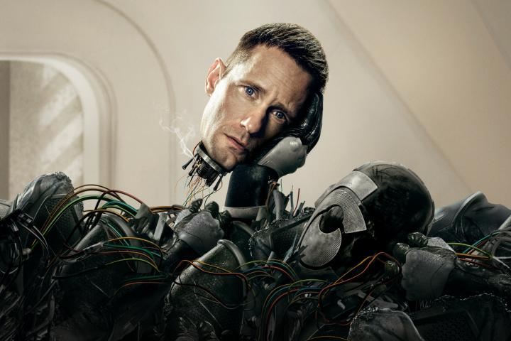 Жёсткая критика и попытка смирения с несовершенной системой в сериале «Киллербот» с Александром Скарсгардом
