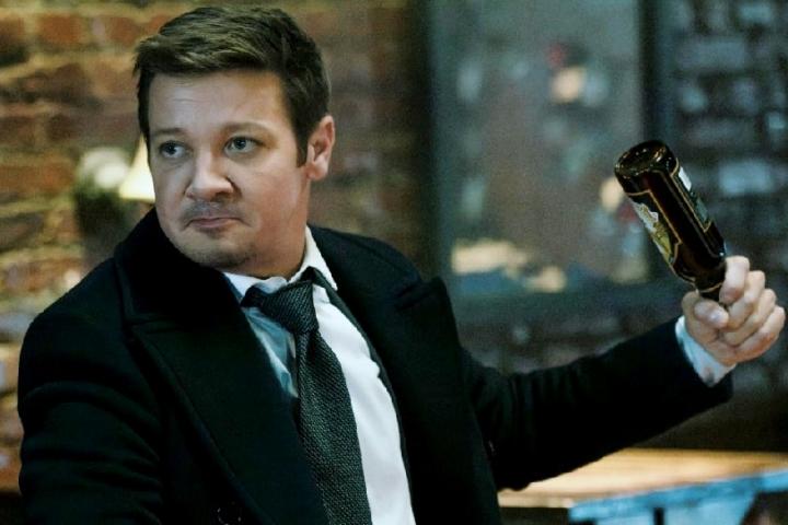 Семья дня. Джереми Реннер прокомментировал заявление бывшей жены о том, что он угрожал её убить