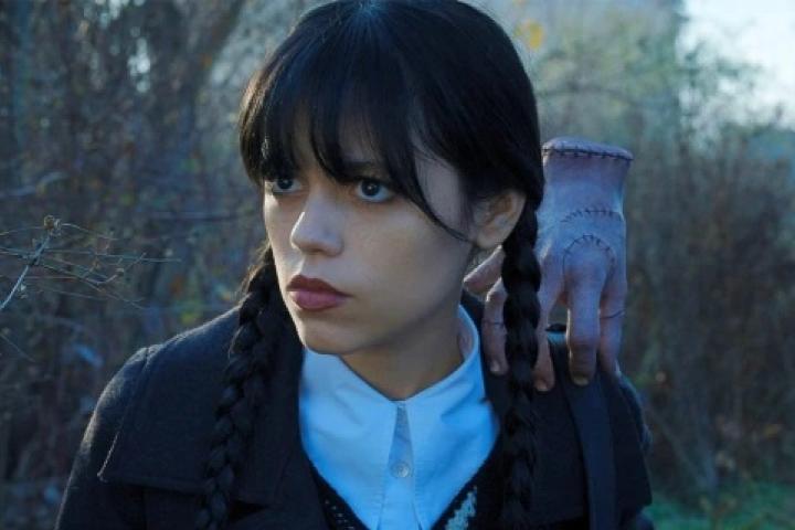 Готика, вороны-камикадзе и дух «Гарри Поттера» в продолжении сериала «Уэнздей» 