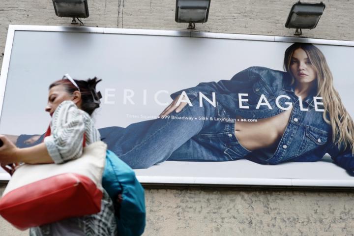 Реклама дня. Компания American Eagle ответила на обвинения в расизме и пропаганде нацистских идей в рекламе джинсов с Сидни Суини