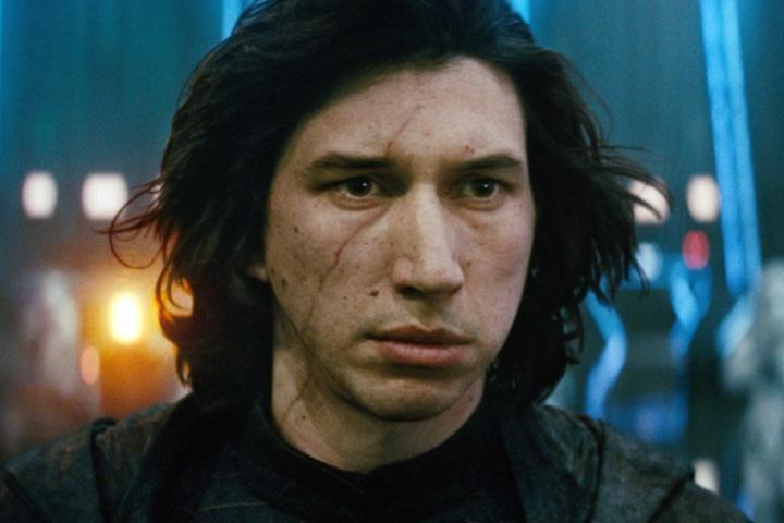 Поддержка дня. Фанаты «Звёздных войн» подняли в небо над студией Disney баннер с призывом «Спасите "Охоту за Беном Соло"»