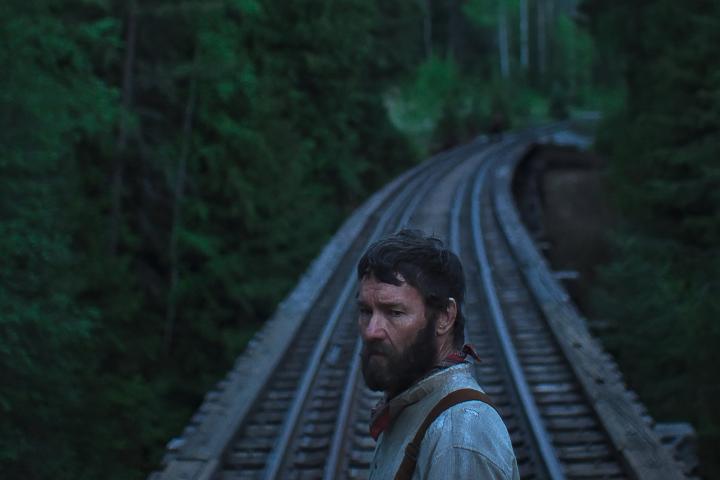 Мой грустный штат Айдахо: Джоэл Эдгертон скорбит, размышляет о жизни и рубит деревья в драме «Сны поездов»