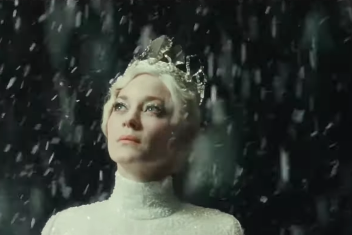 Марион Котийяр как Снежная Королева и Гаспар Ноэ с шевелюрой в «Ледяной башне»