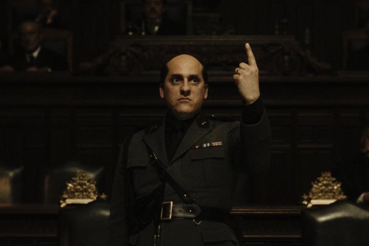 Фашизм, гротеск и харизма Луки Маринелли в мини-сериале Джо Райта «М. Сын века»