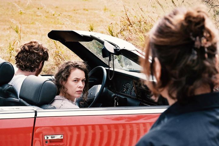 Зеркала, музыка и внутренняя тревога в «Отражениях №3» Кристиана Петцольда