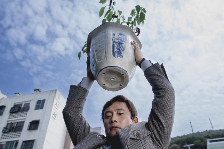 Особенности национального трудоустройства в комедийном триллере «Метод исключения»