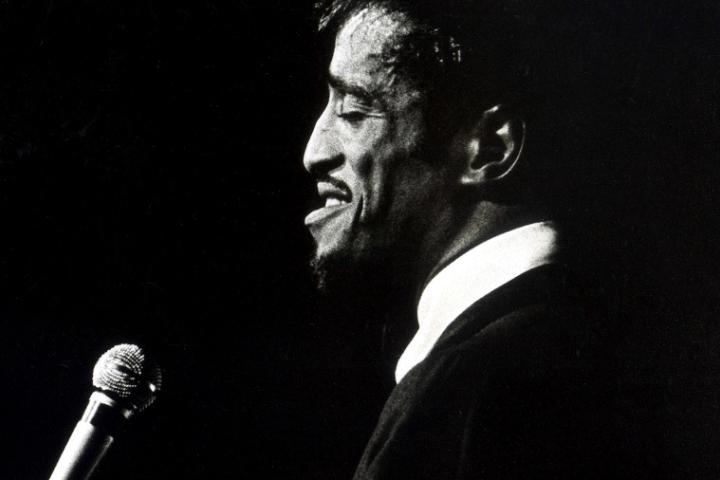 Хоррор дня. О дружбе знаменитого певца из «Крысиной стаи» Сэмми Дэвиса-мл. и сатаниста Антона Шандора Лавея снимут хоррор