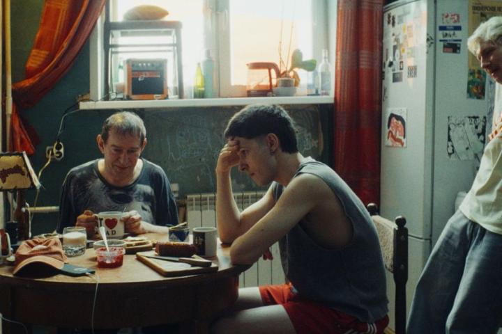 Панковский вайб, коммуналка и Константин Хабенский в «Здесь был Юра»