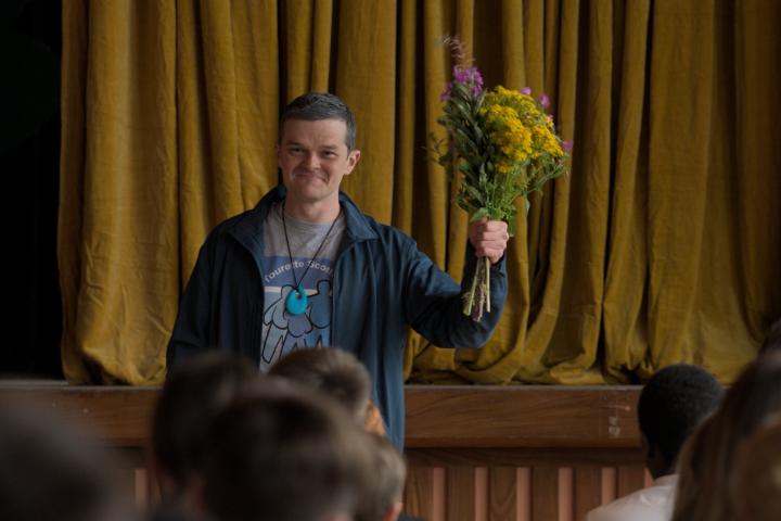 Мат в адрес английской королевы и задушевность в комедии «Я ругаюсь»