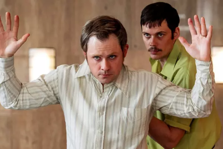 Билл Скарсгард с обрезом, петля на шее и капитализм в драме «Провод мертвеца»