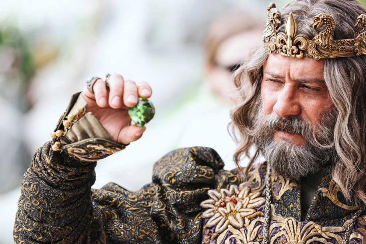 «В те поры война была…»: Павел Прилучный, рэп и белочка в «Сказке о царе Салтане» Сарика Адреасяна