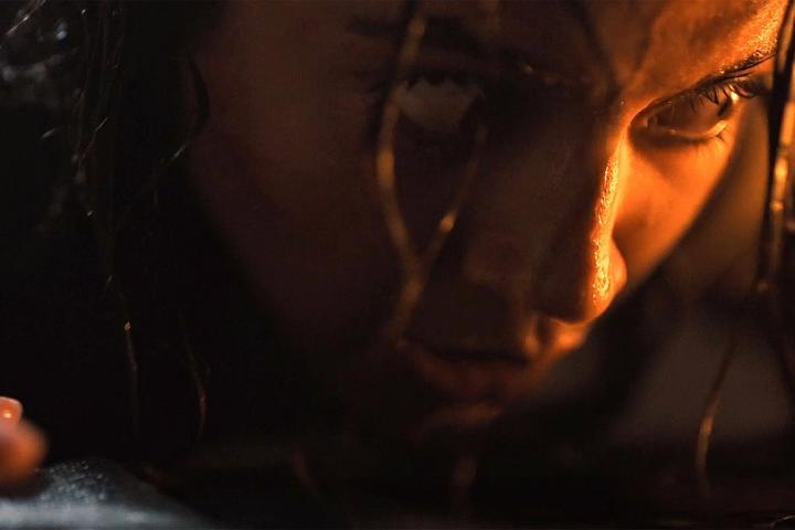 Игра дня. Изабела Мерсед сразится с зомби в «Доме мертвецов», новой экранизации хитового шутера 1990-х