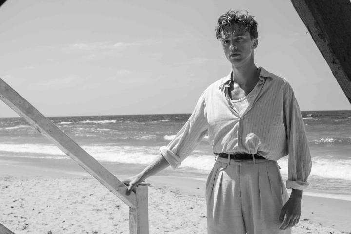 Под жарким солнцем: убийство араба и песня The Cure в «Постороннем» Франсуа Озона