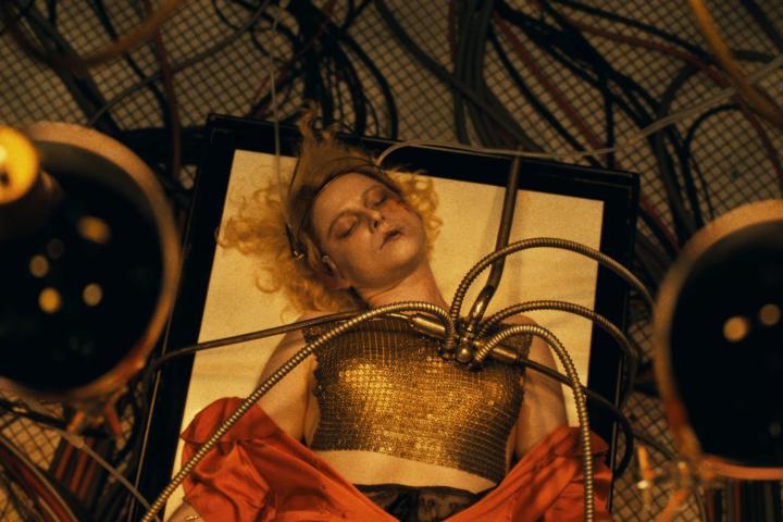 Пляски на костях, Кристиан Бэйл и Джесси Бакли в «Невесте!» 