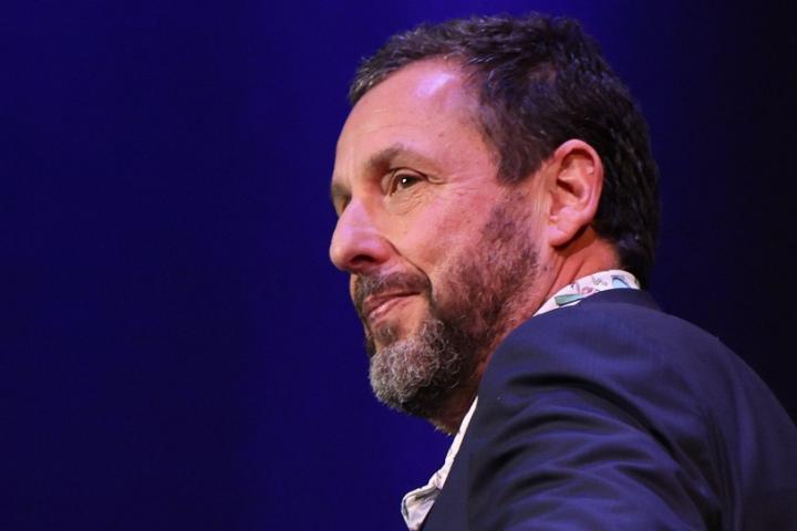 Ремейк дня. Адам Сэндлер исполнит главную роль в голливудской версии французской драмы «Тайм аут»