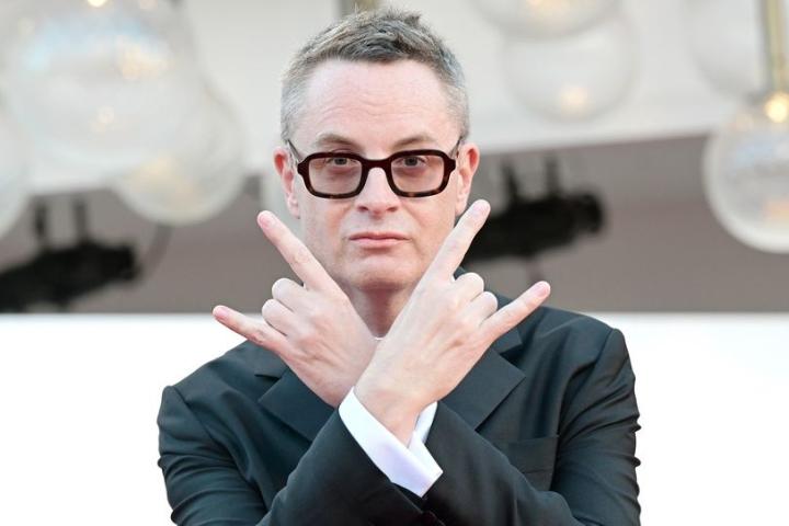 Кадр дня. Николас Виндинг Рефн поделился новым промофото криминального триллера «Её личный ад»