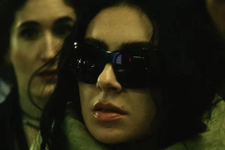 Сатира на шоубизнес, Чарли XCX и Александр Скаргард в «Моменте»