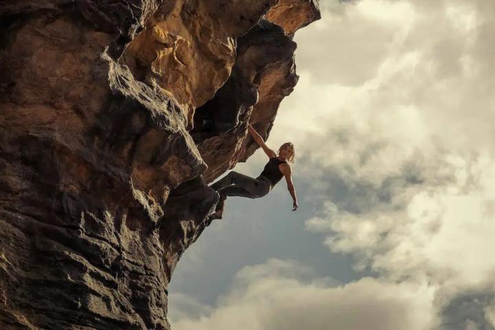 Шарлиз Терон лезет на скалу и отбивается от маньяка в «Вершине»