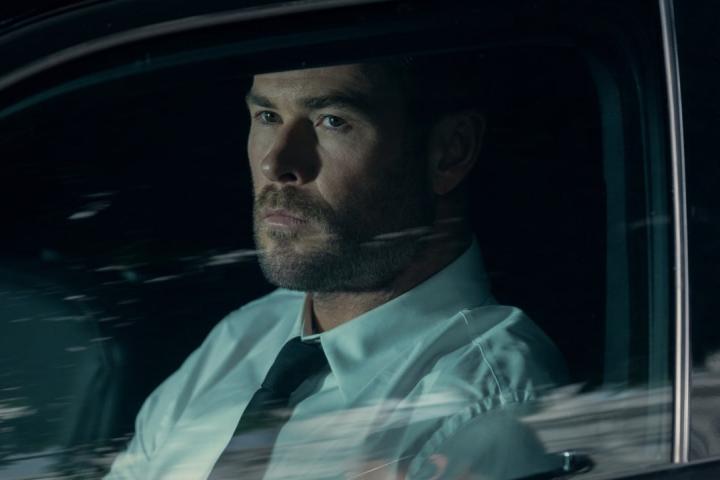 Крис Хемсворт разбойничает и очаровывает женщин в «Ограблении в Лос-Анджелесе»