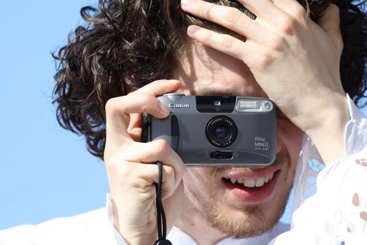 Постер дня. Опубликован первый постер байопика фотографов Роберта Капы и Герды Таро с Марком Эйдельштейном